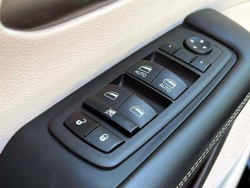 Used 2023 Chrysler Pacifica Touring-L image 17