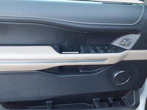 Used 2024 Ford Expedition Limited image 13