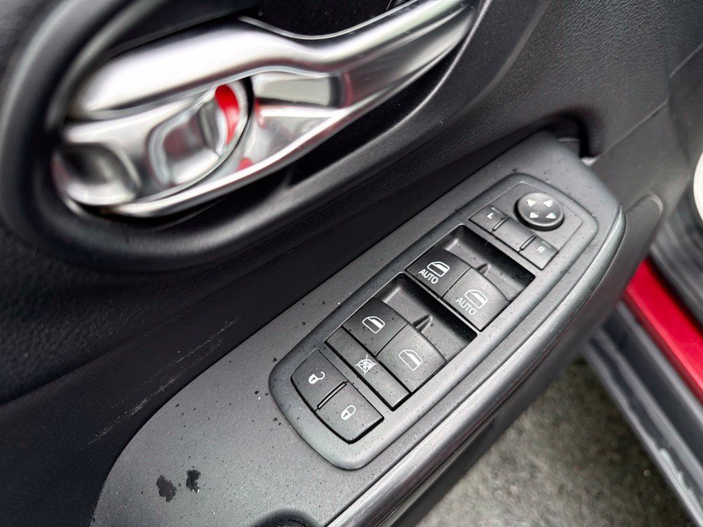 Used 2017 Jeep Cherokee Trailhawk AWD/4WD image 25