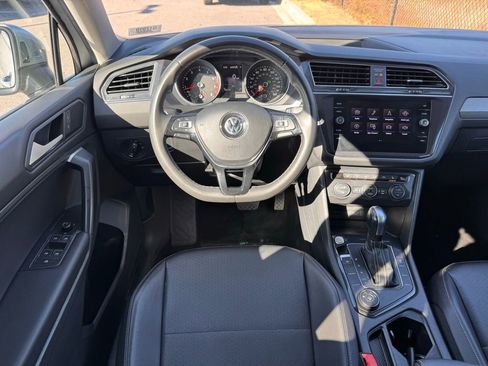 Used 2021 Volkswagen Tiguan SE image 2
