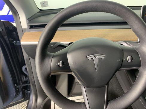 Used 2022 Tesla Model Y Long Range AWD/4WD image 18