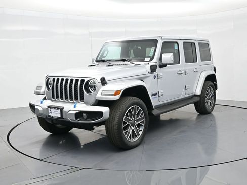 Used 2022 Jeep Wrangler Unlimited Sahara image 2