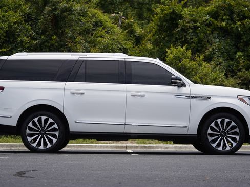 Used 2023 Lincoln Navigator L Reserve RWD image 7