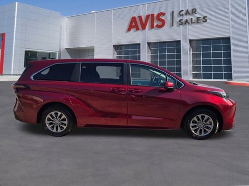 Used 2025 Toyota Sienna LE image 5