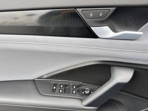 New 2026 Volkswagen Tiguan SE image 9