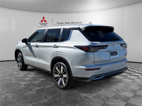New 2025 Mitsubishi Outlander SE image 7
