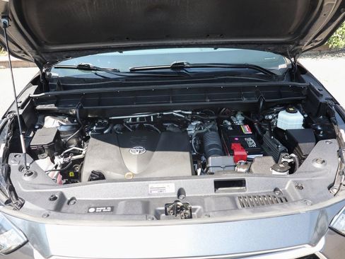 Used 2020 Toyota Highlander XLE image 11