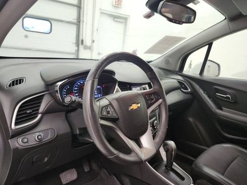 Used 2019 Chevrolet Trax LT w/ LT Convenience Package FWD image 12