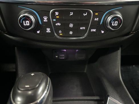 Used 2021 Chevrolet Traverse RS image 25