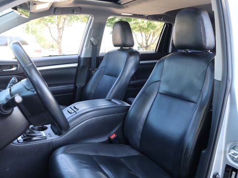 Used 2019 Toyota Highlander XLE image 32