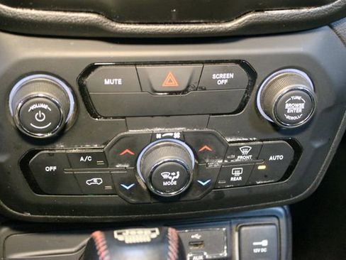 Used 2018 Jeep Renegade Latitude w/ Cold Weather Group AWD/4WD image 24