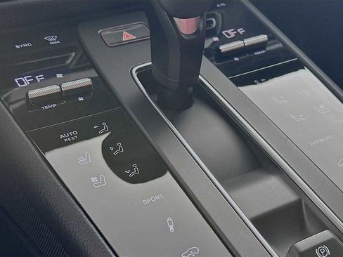 Certified 2025 Porsche Macan image 22