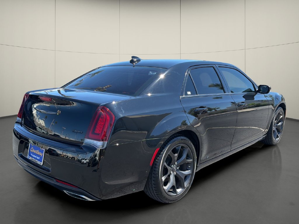 Used 2022 Chrysler 300 Touring w/ Sport Appearance Package RWD image 7