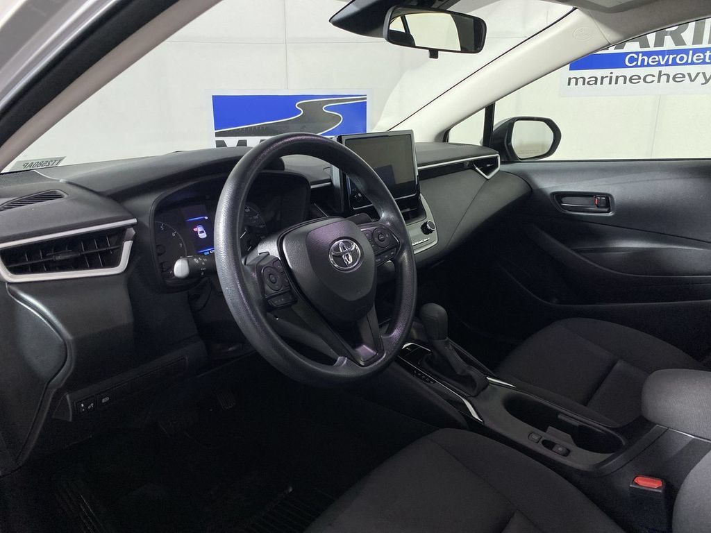 Used 2025 Toyota Corolla LE FWD image 15