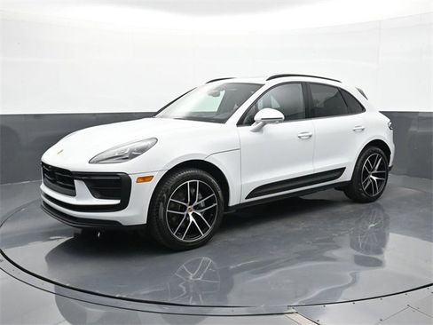 Used 2025 Porsche Macan image 1
