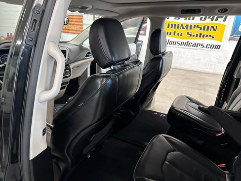 Used 2018 Chrysler Pacifica Limited image 37