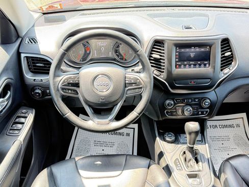 Used 2019 Jeep Cherokee Latitude Plus w/ Comfort/Convenience Group AWD/4WD image 27