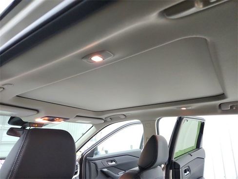 Used 2025 Nissan Rogue SL w/ Tech Package image 22