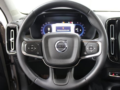 Used 2023 Volvo XC40 B4 Ultimate FWD image 9