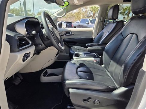 Certified 2023 Chrysler Pacifica Touring-L image 13