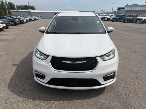 Used 2023 Chrysler Pacifica Touring-L FWD image 9