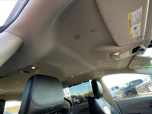 Used 2021 Chrysler Pacifica Touring-L image 17