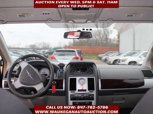 Used 2010 Chrysler Town & Country Touring image 8
