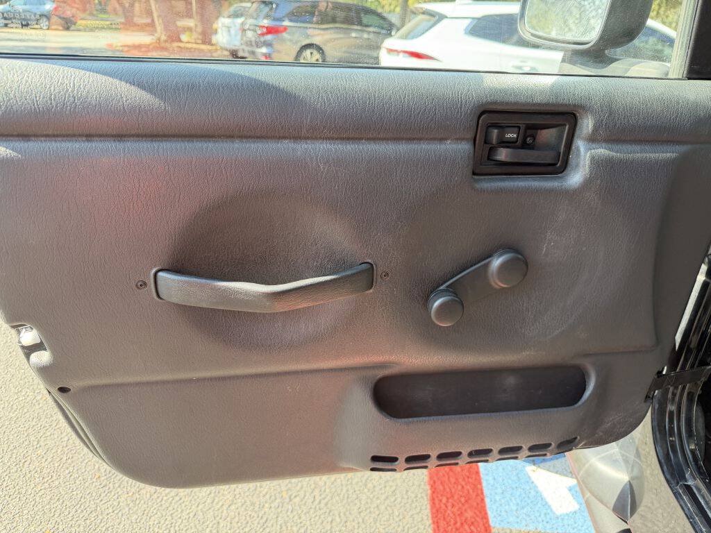 Used 2004 Jeep Wrangler 4WD image 13