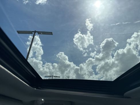 Used 2022 Toyota Highlander XLE image 4