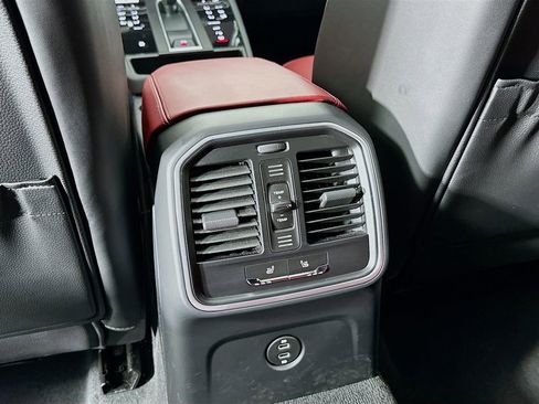 Used 2025 Porsche Macan image 27