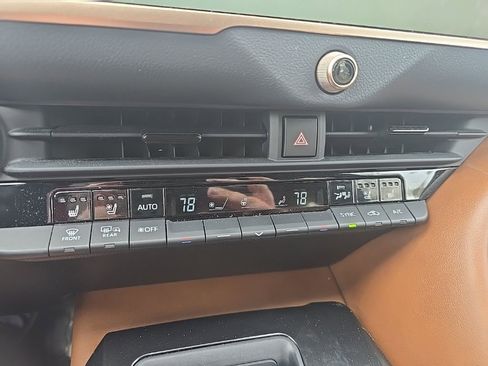 Certified 2025 Toyota Crown Signia image 17