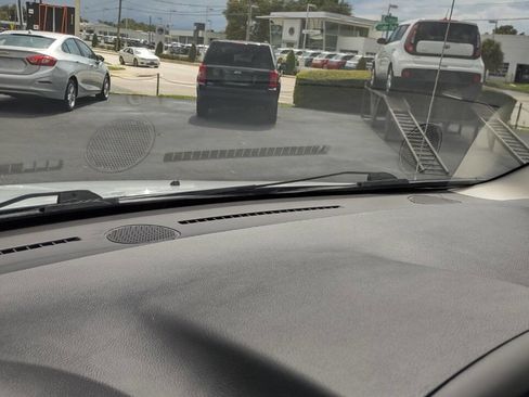 Used 2015 Chrysler Town & Country Touring w/ Driver Convenience Group image 21