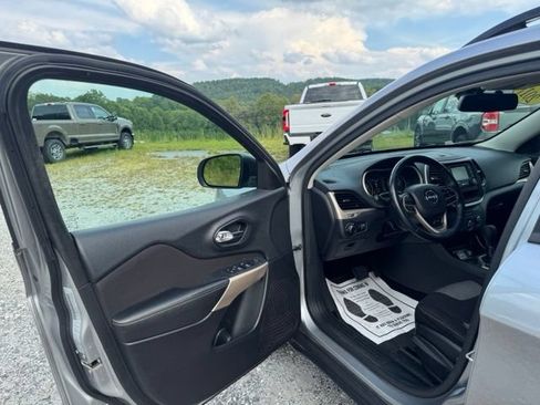 Used 2017 Jeep Cherokee Sport FWD image 14