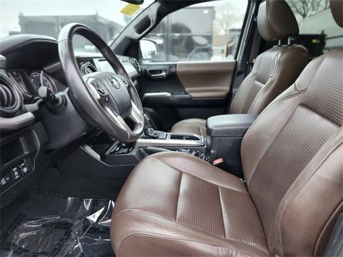 Used 2017 Toyota Tacoma Limited w/ Tow Package image 18