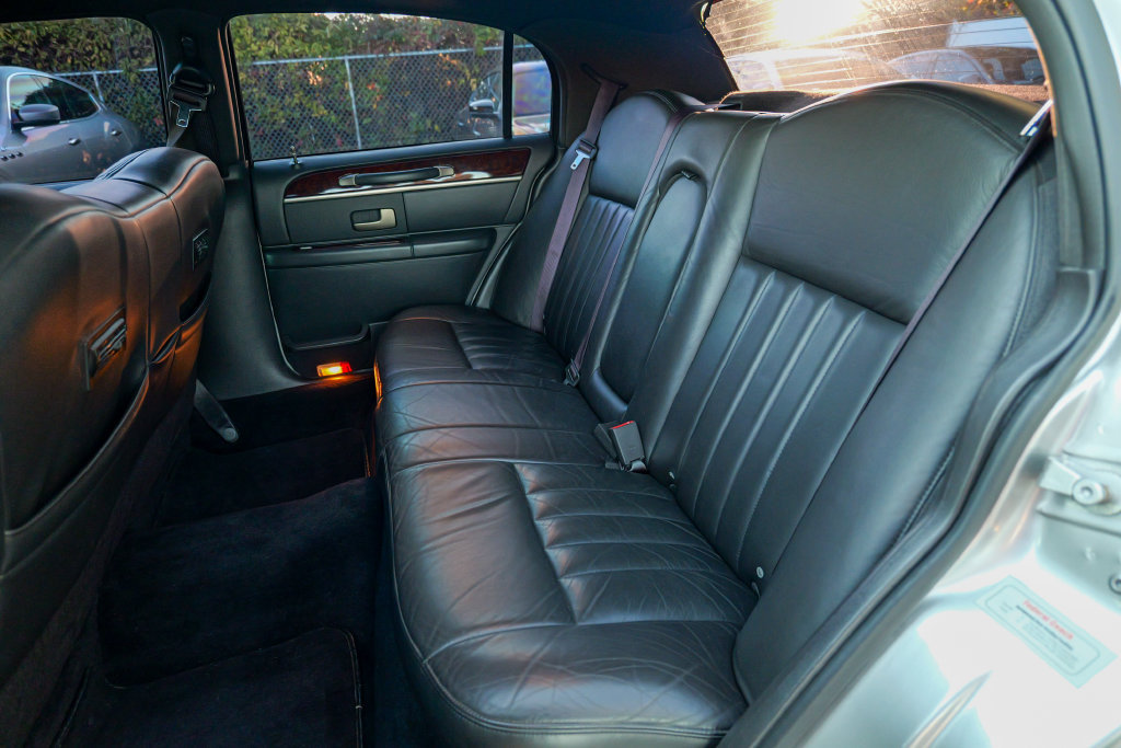 Used 2008 Lincoln Town Car Executive RWD image 31
