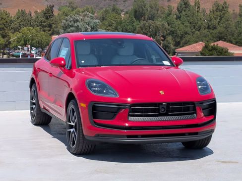 Certified 2025 Porsche Macan AWD/4WD image 9