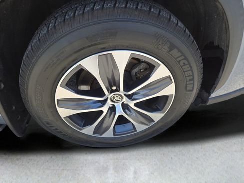 Used 2020 Toyota Highlander XLE AWD/4WD image 29