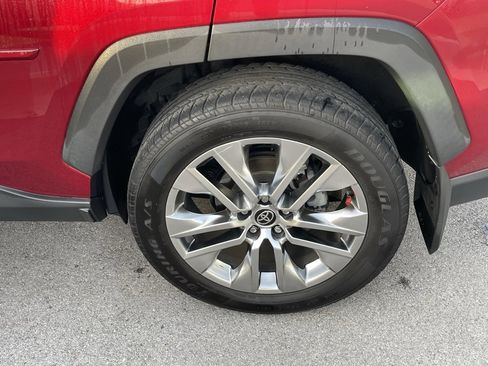 Used 2021 Toyota RAV4 XLE Premium image 32