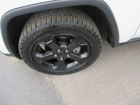 Used 2019 Jeep Grand Cherokee Laredo AWD/4WD image 14