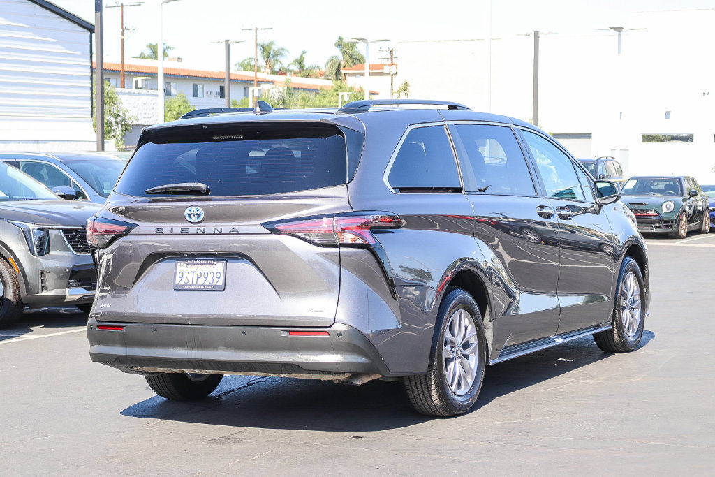 Used 2025 Toyota Sienna XLE FWD image 4