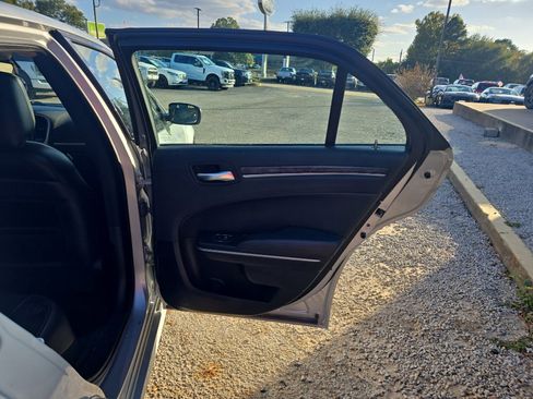 Used 2022 Chrysler 300 Touring L w/ Comfort Group image 18
