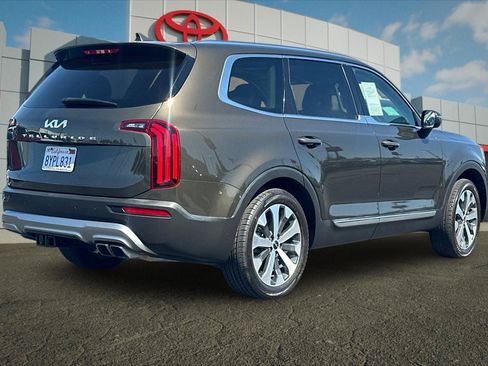 Used 2022 Kia Telluride EX w/ EX Premium Package FWD image 3