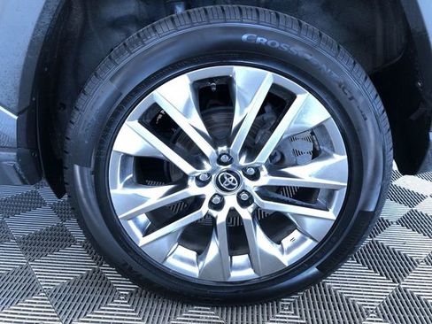 Used 2021 Toyota RAV4 XLE Premium AWD/4WD image 17