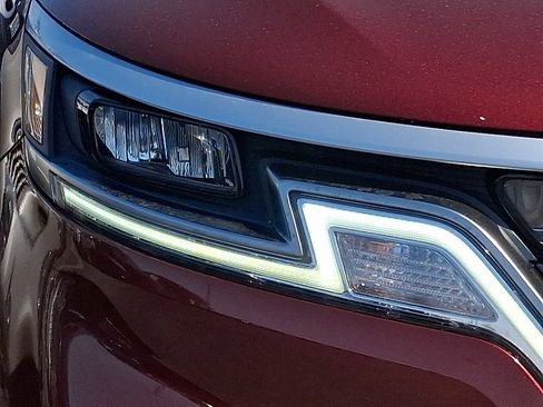 Used 2024 Kia Carnival LX FWD image 8