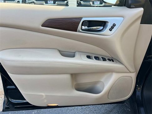 Used 2018 Nissan Pathfinder Platinum image 33