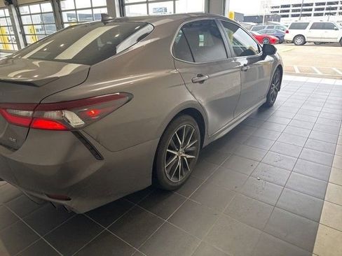 Used 2022 Toyota Camry SE FWD image 5