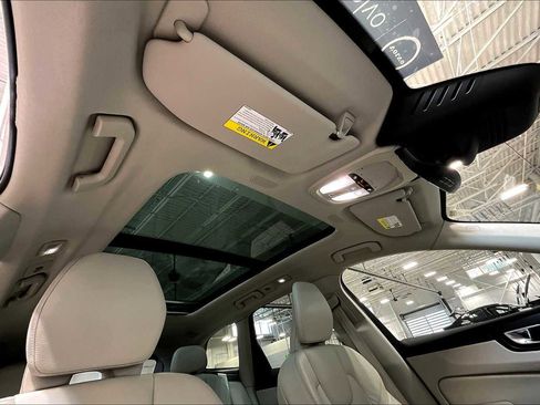 Certified 2023 Volvo XC60 B5 Plus w/ Climate Package image 13
