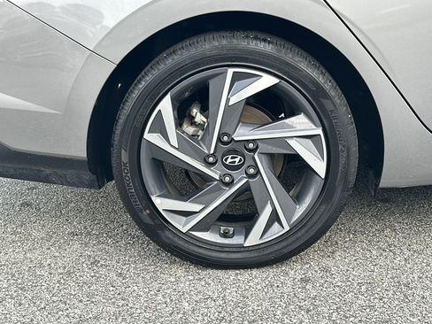 Used 2025 Hyundai Elantra SEL image 17