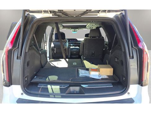 Certified 2022 Cadillac Escalade Sport Platinum w/ LPO, ONYX Package image 34