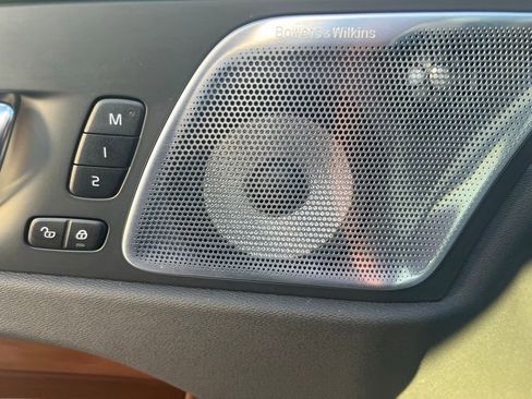 Used 2025 Volvo XC60 B5 Ultra w/ Climate Package image 16